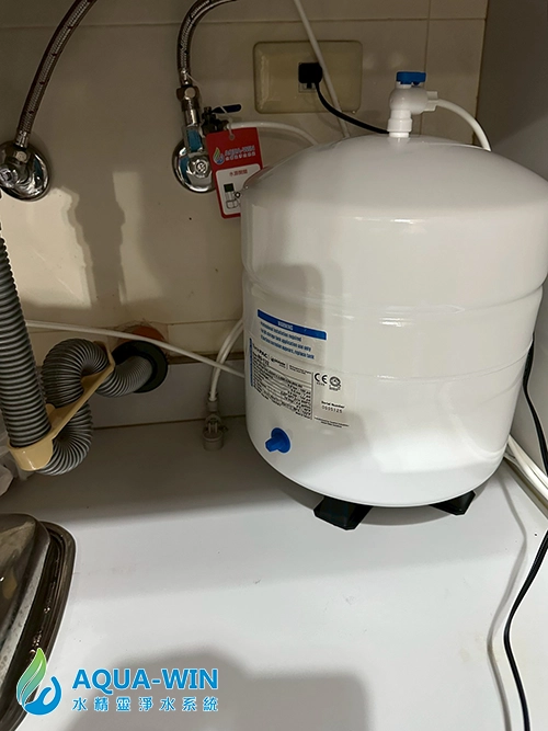 高雄三民大樓廚下壓力桶配置情形，HY-8099 五道卡式 RO 純水系統實拍