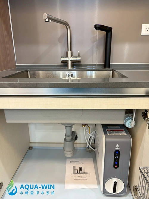 高雄前鎮大樓廚下安裝 AW-600 淨熱一體機，RO觸控式加熱淨水器實際安裝情形實拍