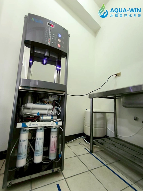 高雄鳳山透天住宅安裝 AW-009立式三溫智慧型飲水機，冷溫熱三段溫控飲水設備實際安裝情形實拍