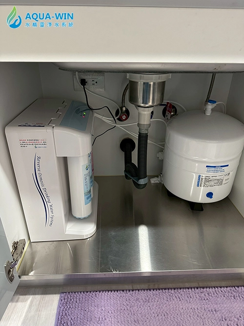 嘉義市大樓櫥櫃內安裝 HY-8099 家用快拆式 RO 淨水器與壓力桶實拍