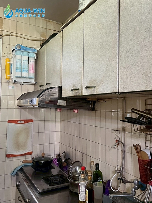 台南仁德大樓壁掛式有桶快拆五道RO淨水器實際安裝案例，家用RO純水機配置於廚房牆面上方空間