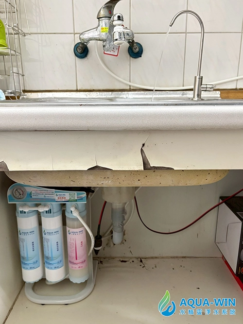 台南永康大樓廚下500G免桶直出RO淨水器實際安裝案例，家用快拆式五道RO純水機配置於流理台下方空間