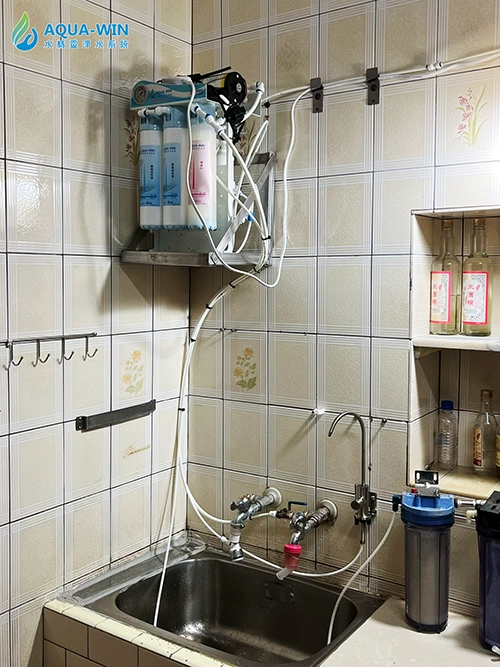 新竹市大樓500G免桶直出RO淨水器壁掛實際安裝案例，家用快拆式五道RO純水機配置於廚房牆面