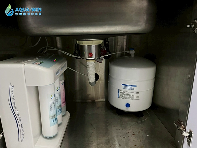 新竹市大樓廚下家用快拆式五道RO純水機搭配儲水桶實際安裝案例