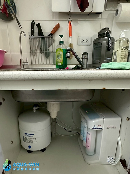 嘉義市東區大樓廚下家用快拆式五道RO純水機搭配儲水桶實際安裝案例