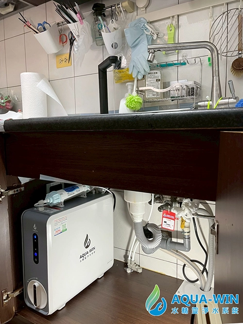 台南市南區大樓廚下安裝AW-600淨熱一體RO淨水器，提供日常飲水與熱水使用